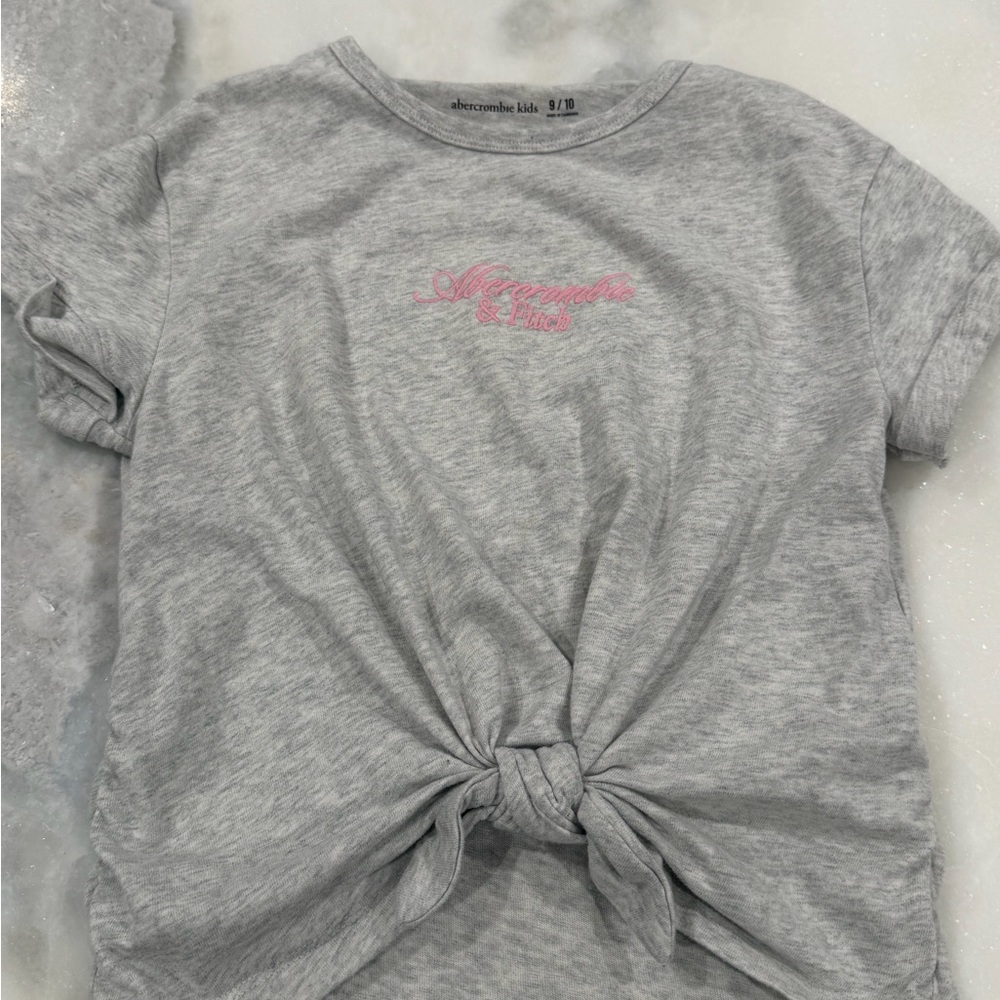 Abercrombie Kids Light Gray Tee with Pink Script Size 9/10